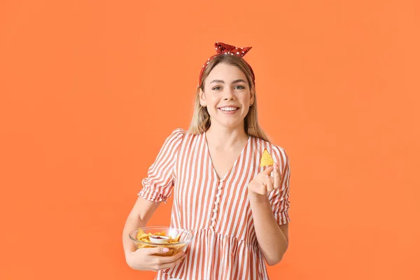 Beautiful Young Woman Tasty Nachos Color Background — Stock Photo, Image