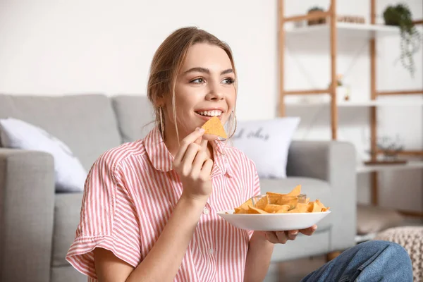 Krásná Mladá Žena Jíst Chutné Nachos Doma — Stock fotografie