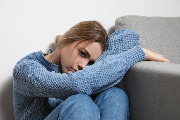 Mujer Joven Deprimida Casa —  Fotos de Stock