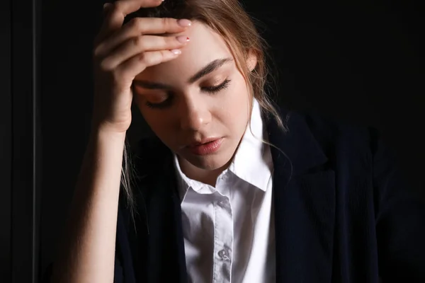 Ung Deprimerad Affärskvinna Mörka Kontoret — Stockfoto