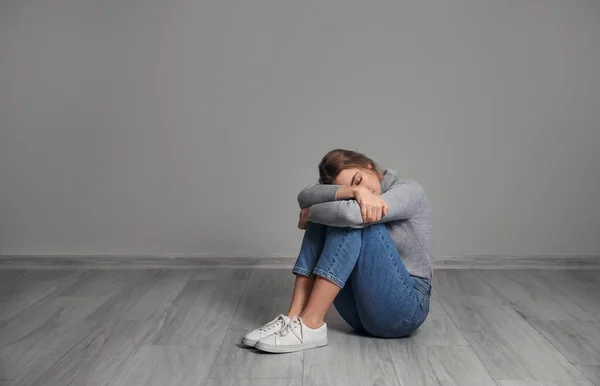 Jeune Femme Déprimée Assise Sur Sol Près Mur Gris — Photo