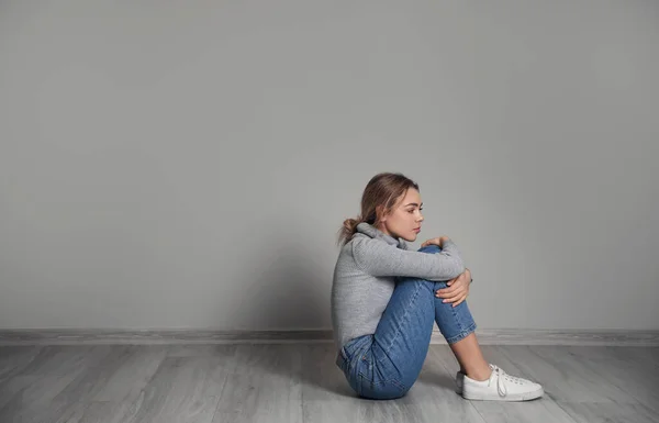 Jeune Femme Déprimée Assise Sur Sol Près Mur Gris — Photo