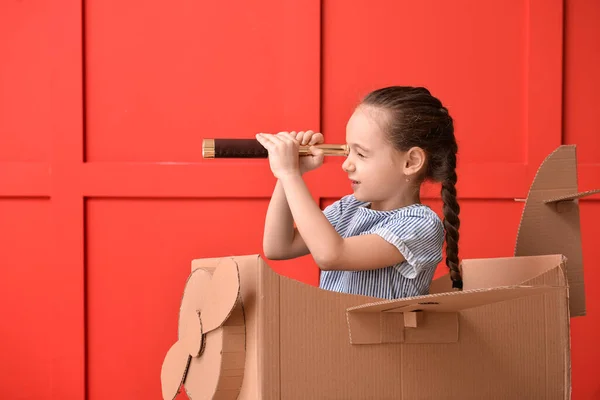 Kislány Játszik Tükör Karton Repülőgép Közelében Színes Fal — Stock Fotó