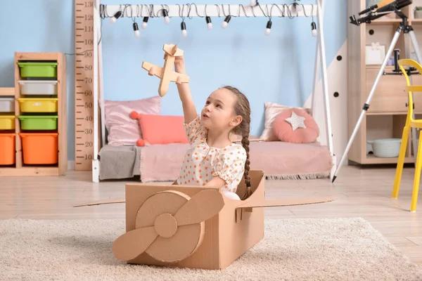 Little Girl Playing Toy Cardboard Airplane Home — Stock Photo, Image