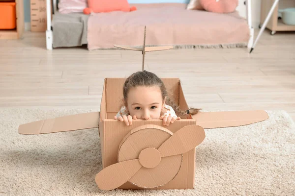 Little Girl Playing Cardboard Airplane Home — Stock Photo, Image