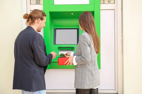Couple Withdrawing Money Atm — Stock Photo, Image