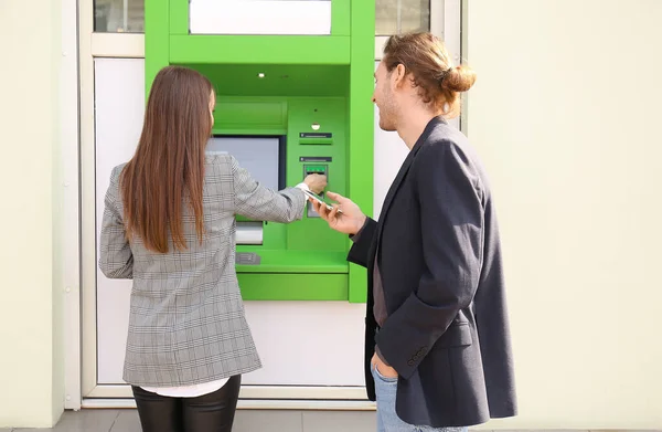 Couple Withdrawing Money Atm — Stock Photo, Image
