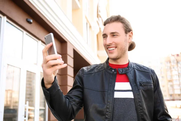 Yakışıklı Genç Adam Dışarıda Selfie Çekiyor — Stok fotoğraf