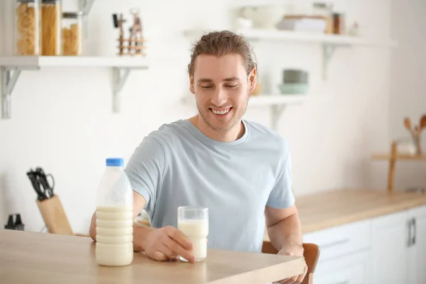 Joven Con Leche Fresca Casa — Foto de Stock