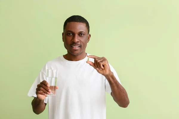 African American Man Fish Oil Color Background — Stock Photo, Image