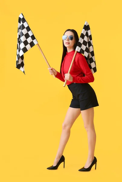 Vacker Ung Kvinna Med Racing Flaggor Färg Bakgrund — Stockfoto