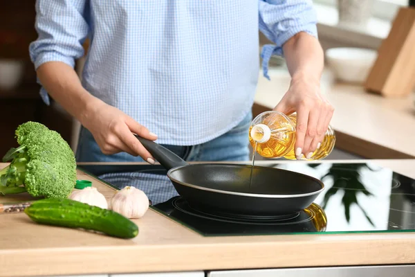 Young Woman Pouring Oil Frying Pan Kitchen — Stock Photo, Image