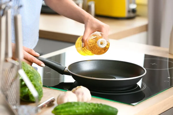 Young Woman Pouring Oil Frying Pan Kitchen — Stock Photo, Image