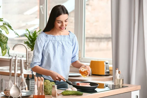 Bella Giovane Donna Cucina Cucina — Foto Stock