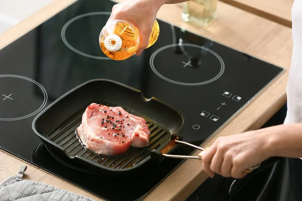 Mature Woman Frying Fresh Meat Kitchen — Stock Photo, Image