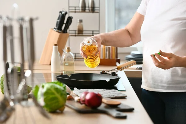 Mature Woman Pouring Oil Frying Pan Kitchen — Stock Photo, Image