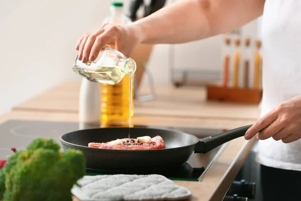 Mature Woman Frying Meat Kitchen — Stock Photo, Image