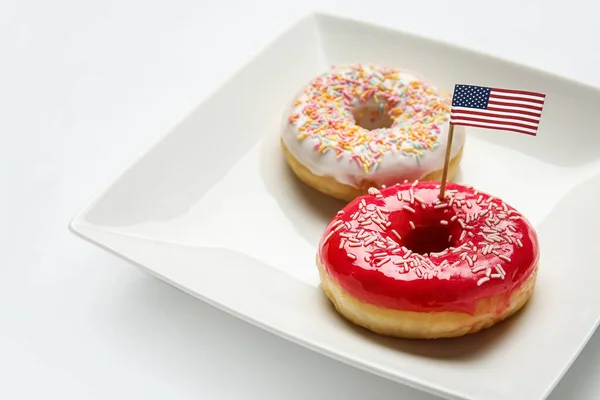 Prato Com Donuts Doces Bandeira Dos Eua Sobre Fundo Branco — Fotografia de Stock