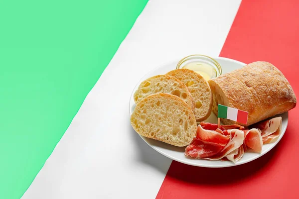 色の背景に伝統的なイタリア料理とプレート — ストック写真