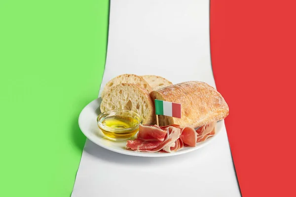 Placa Con Comida Italiana Tradicional Sobre Fondo Color —  Fotos de Stock