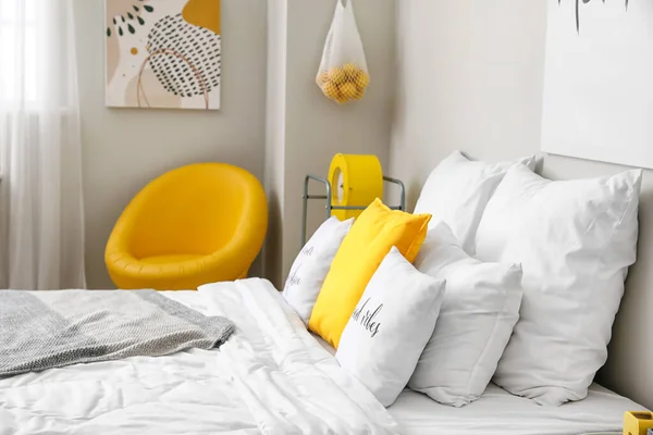 Comfortable Bed Interior Stylish Room — Stock Photo, Image