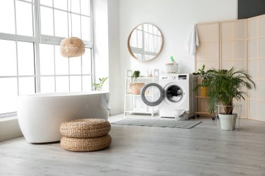 Modern çamaşır makinesiyle banyo.