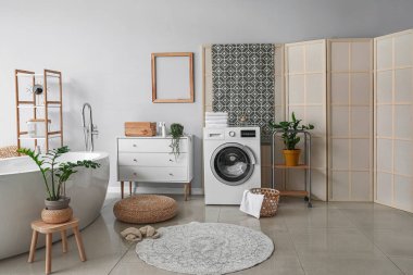 Modern çamaşır makinesiyle banyo.