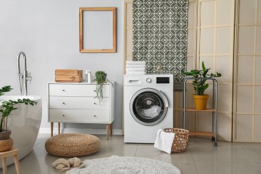 Modern çamaşır makinesiyle banyo.