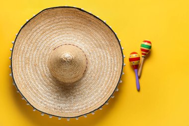 Meksika marakası ve sombrero renk arkaplanı