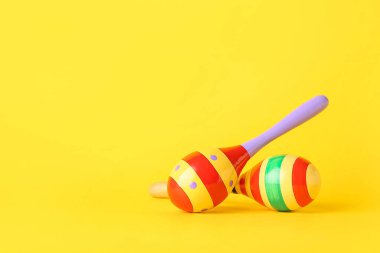 Renkli arka planda Meksika marakaları