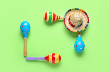 Renkli arka planda Meksika marakası ve sombrero çerçevesi