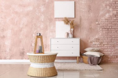 Çekmeceli, şık bir oda.