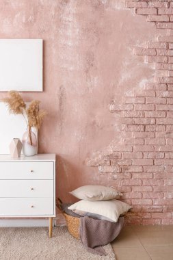 Çekmeceli, şık bir oda.