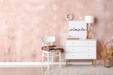 Şık bir oturma odası ve çekmeceleri var.