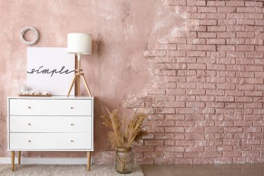 Şık bir oturma odası ve çekmeceleri var.