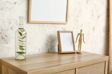 Dekorlu raf ve ışık duvarının yanındaki çerçeve