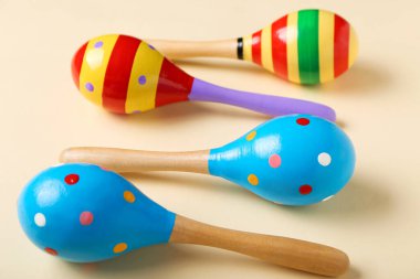 Renkli arka planda Meksika marakaları