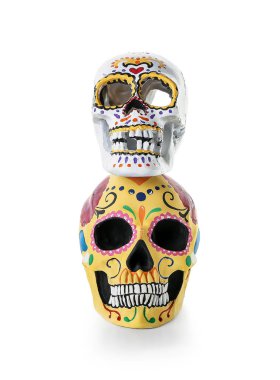 Beyaz arka planda Meksika Ölüler Günü (El Dia de Muertos) için insan kafatası boyanmış.