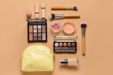 Renkli arka planda şık çanta ve dekoratif kozmetik