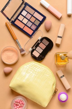 Renkli arka planda şık çanta ve dekoratif kozmetik