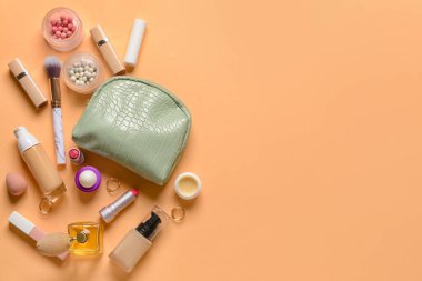 Renkli arka planda şık çanta ve dekoratif kozmetik