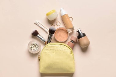 Renkli arka planda şık çanta ve dekoratif kozmetik