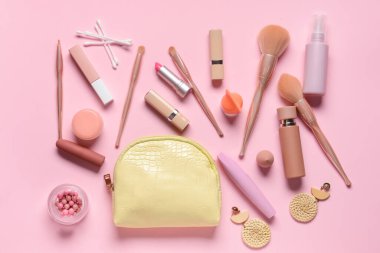 Renkli arka planda şık çanta ve dekoratif kozmetik