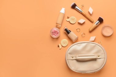 Renkli arka planda şık çanta ve dekoratif kozmetik