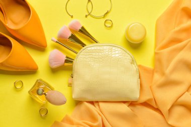 Renk arkaplanında şık kozmetik çanta ve aksesuarlar