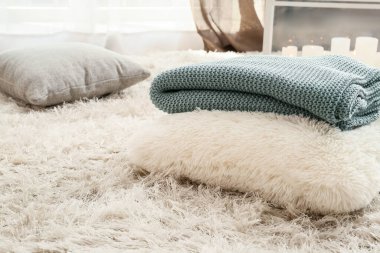 Halıda yastıkla örülmüş ekose.