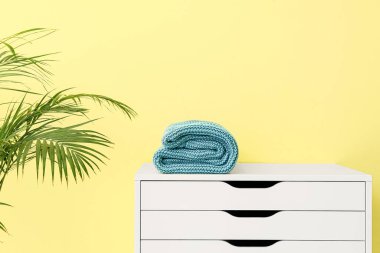 Renk duvarının yanındaki çekmecelerin üzerine ekose örülmüş.