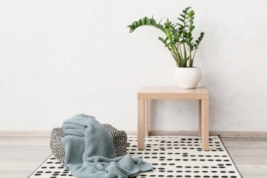 Ekoseli puf ve ışık duvarının yanındaki masa.