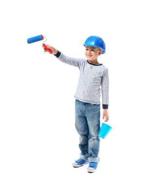 Beyaz arka planda silindirli ve kovalı küçük bir ressam.