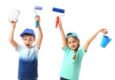 Beyaz arkaplanda araçları olan küçük ressamlar